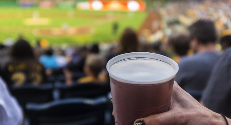 padres fan chugs beer