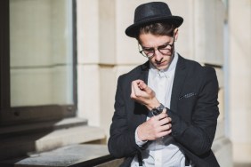 wide-brimmed hat