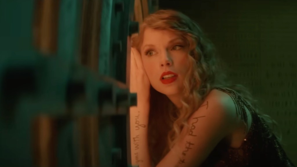 Taylor Swift Fans Go Berserk Seeing Lookalike's Pregnancy Photos