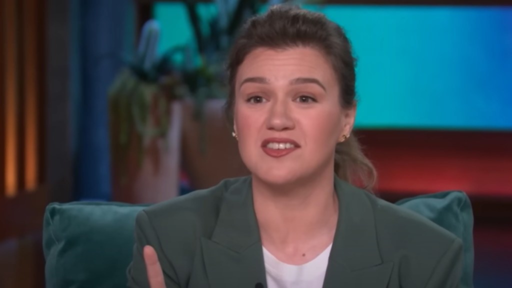 Fans Think Kelly Clarkson Will Be Replaced by Hoda Kotb