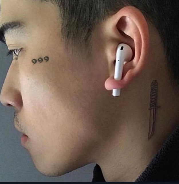 15 Ridiculous Photos Of Airpods #12