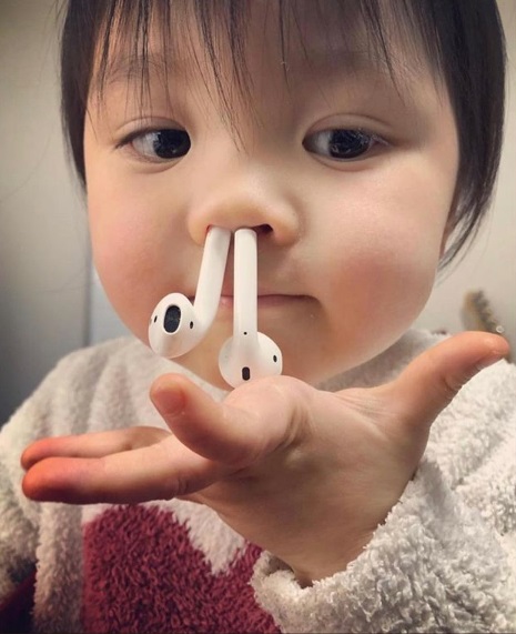 15 Ridiculous Photos Of Airpods #14