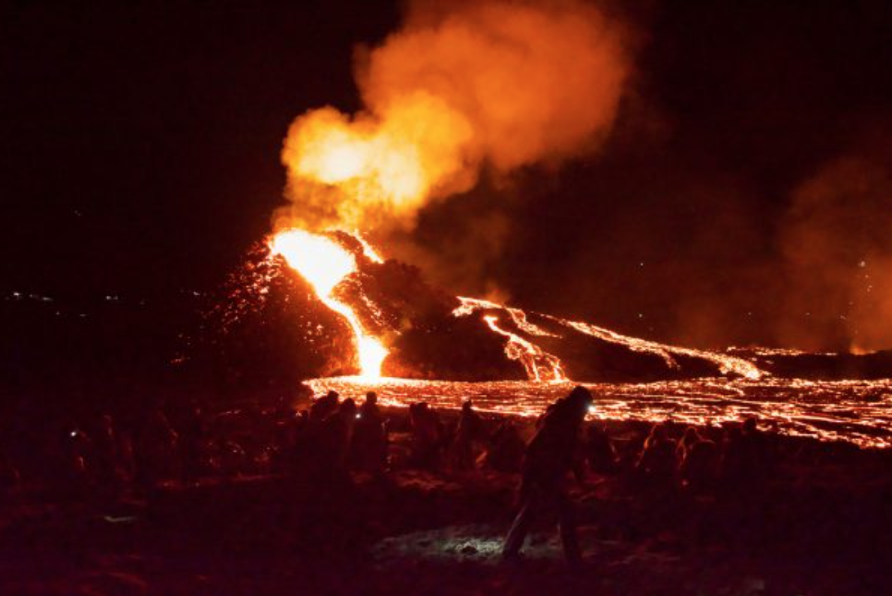 Meanwhile in Iceland: People Are Roasting Marshmallows Over Hot Lava, Jealous Americans Now Want Their Own Erupting Volcano